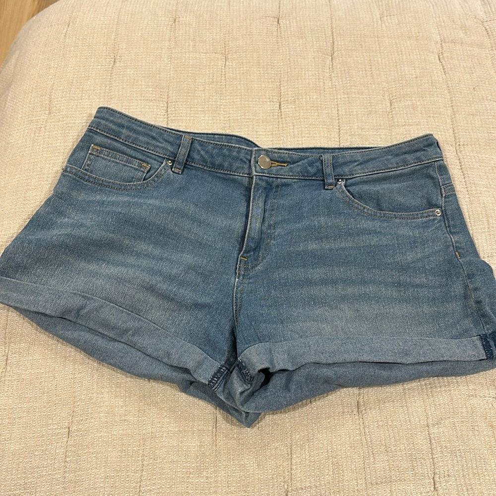 H&M Jean shorts with stretch - great condition!